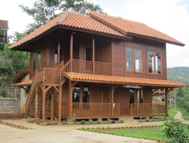 Inspirasi rumah 2 lantai tradisional full kayu