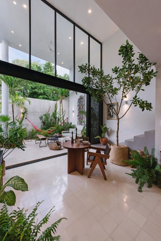 Interior Rumah Tropis Minimalis dengan taman dan kolam dalam rumah