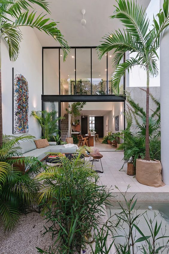 Interior Rumah Tropis Minimalis dengan taman dan kolam dalam rumah